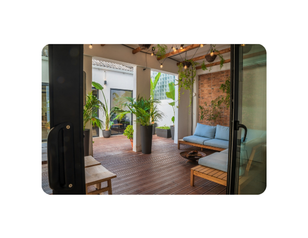 Lissabon  Coworking spaces Patio + Open Hall image 4