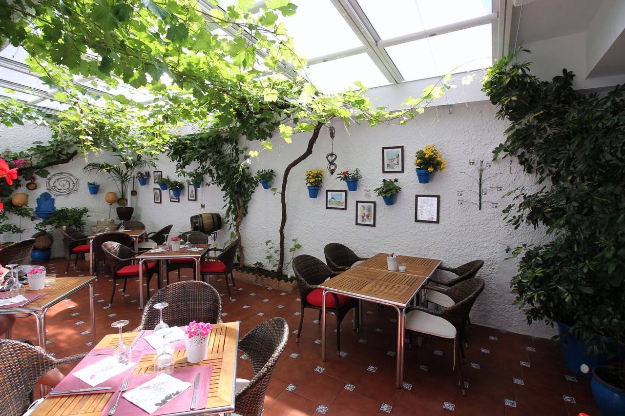 Malaga workshop spaces Terras Patio image 6