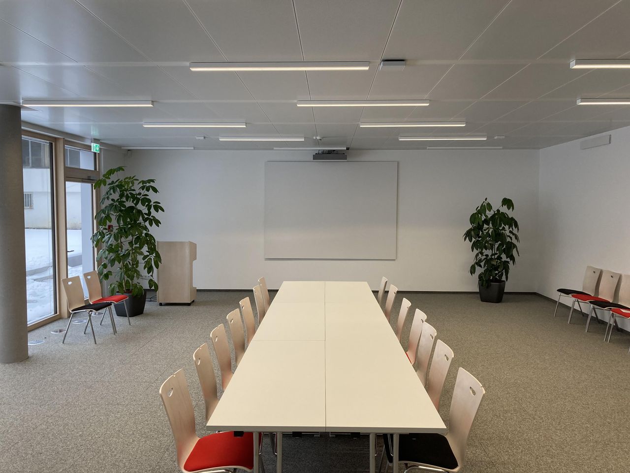 Ulm  Office desk area91-Meeting image 3