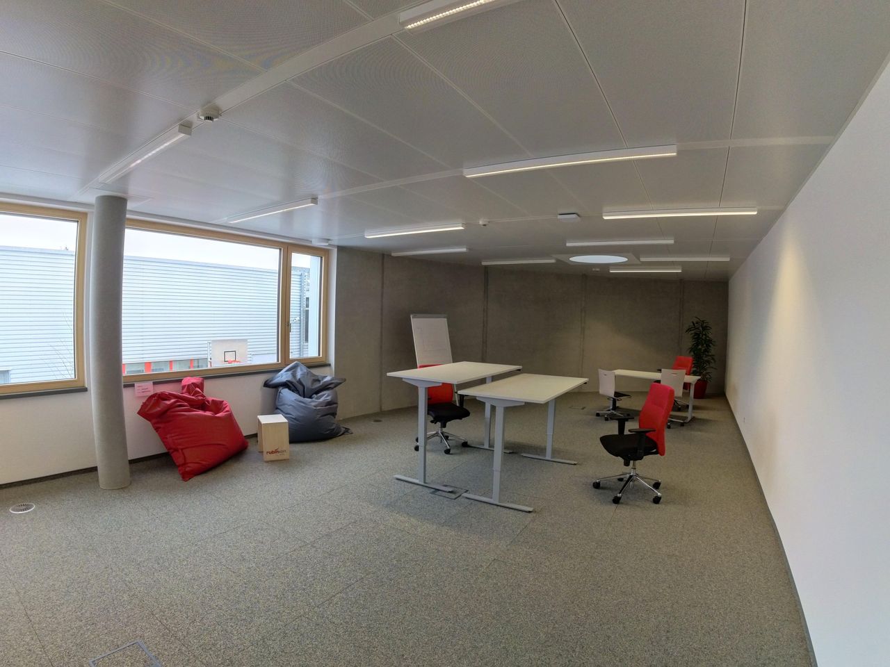 Ulm  Office desk area91-Meeting image 4