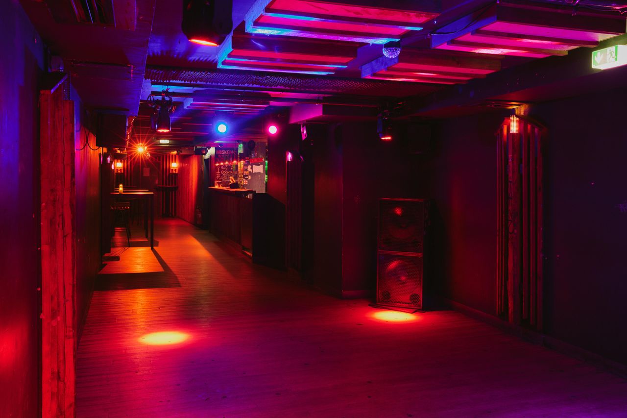 Köln Offsite-Meeting Partyraum Unser cooler Clubraum unten - DJ Pult image 7