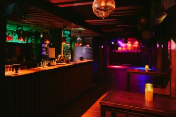 Köln Offsite-Meeting Partyraum Unser cooler Clubraum unten - DJ Pult image 2