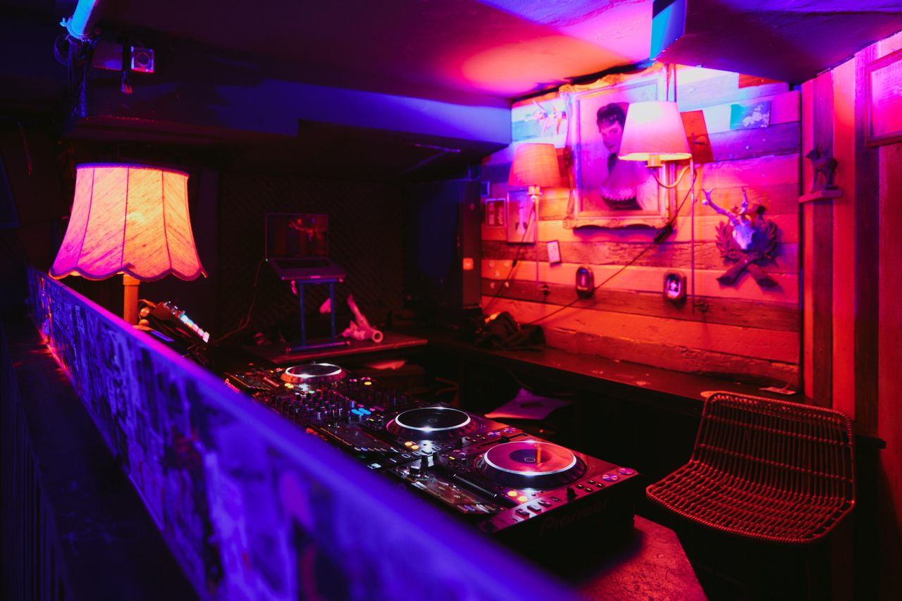 Köln Offsite-Meeting Partyraum Unser cooler Clubraum unten - DJ Pult image 3
