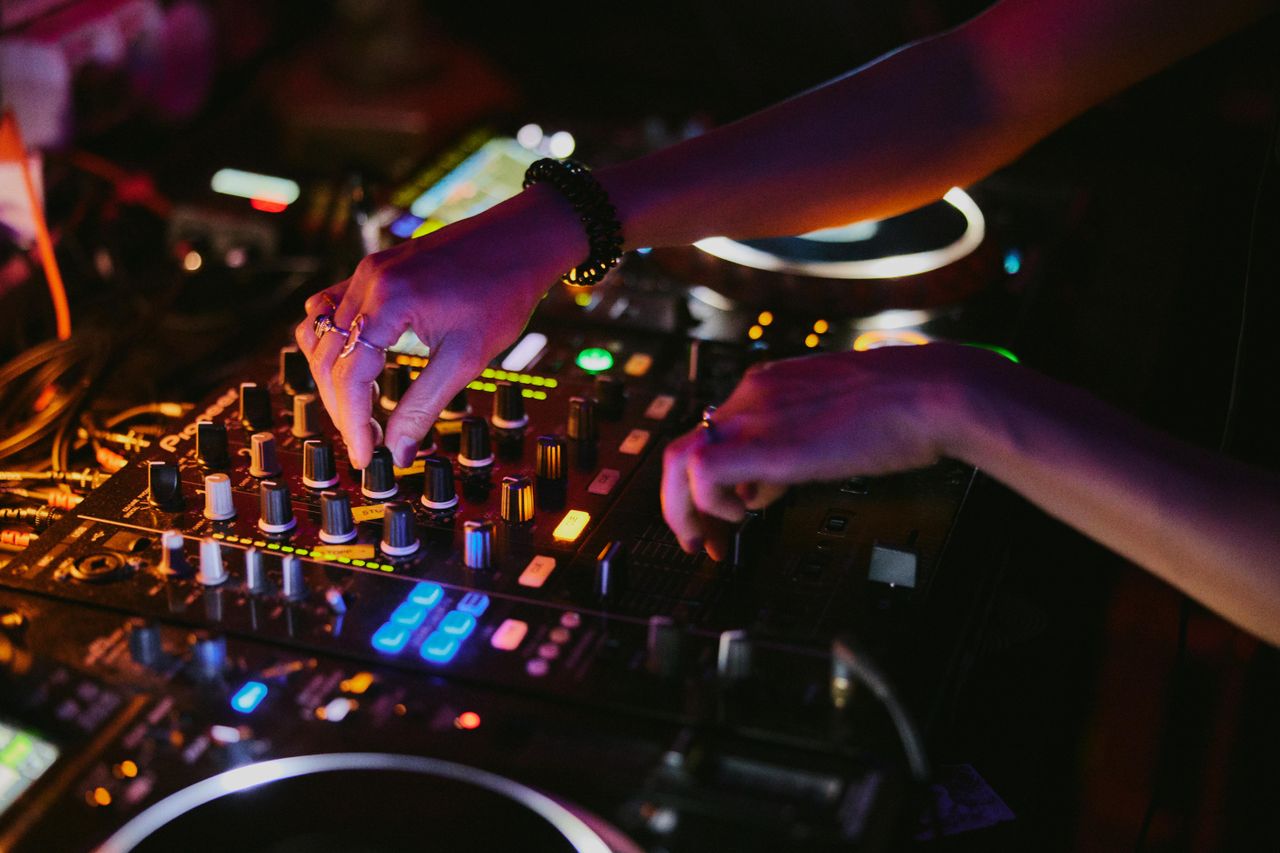 Köln Offsite-Meeting Partyraum Unser cooler Clubraum unten - DJ Pult image 4