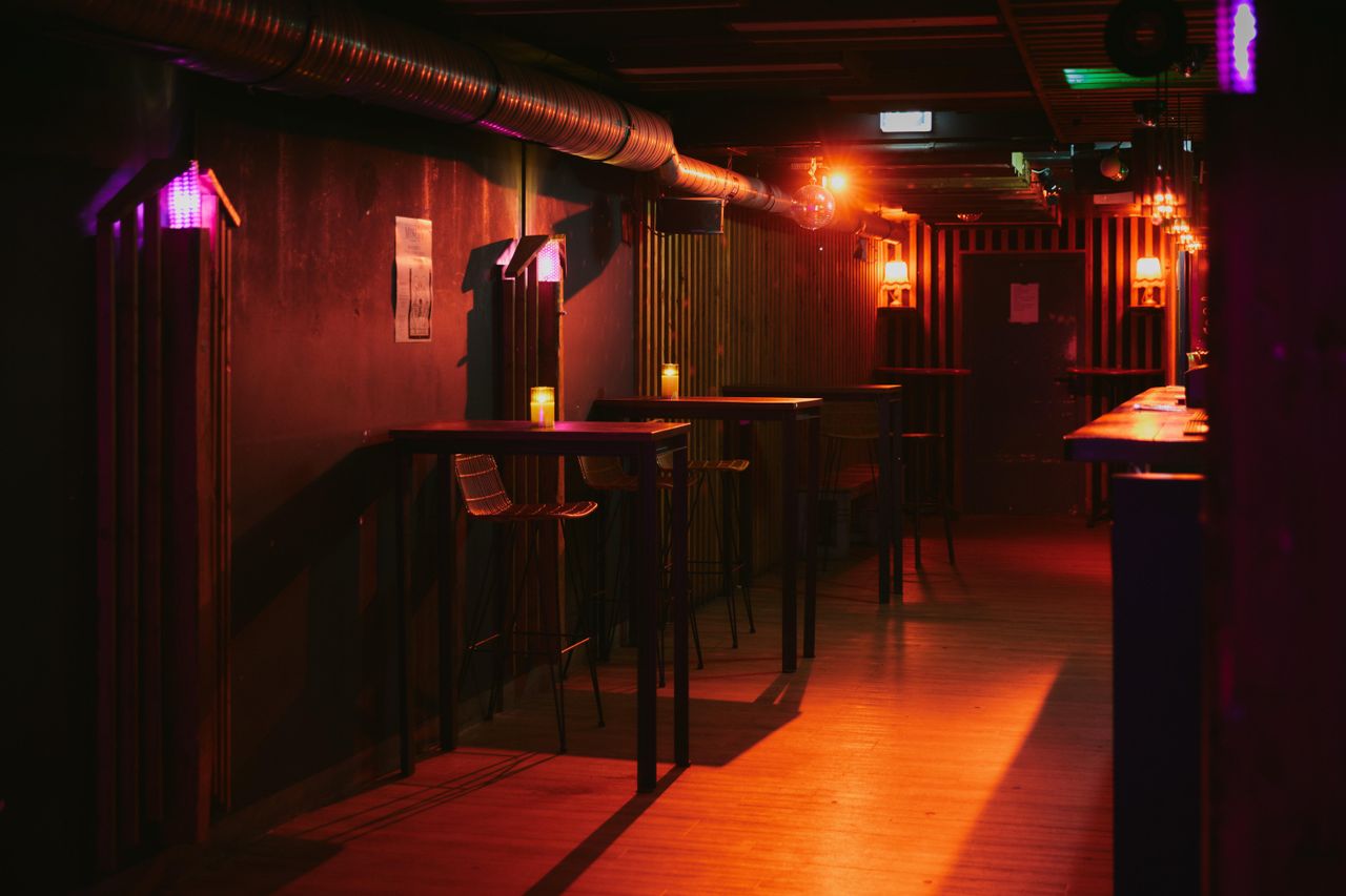 Köln Offsite-Meeting Partyraum Unser cooler Clubraum unten - DJ Pult image 5