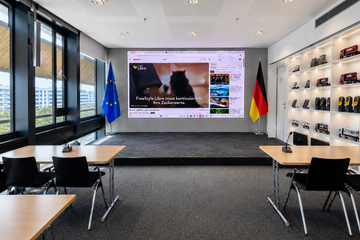 Frankfurt Workshop space 168 Zoll Led HOZEAN Multimedia Conference Room image 1