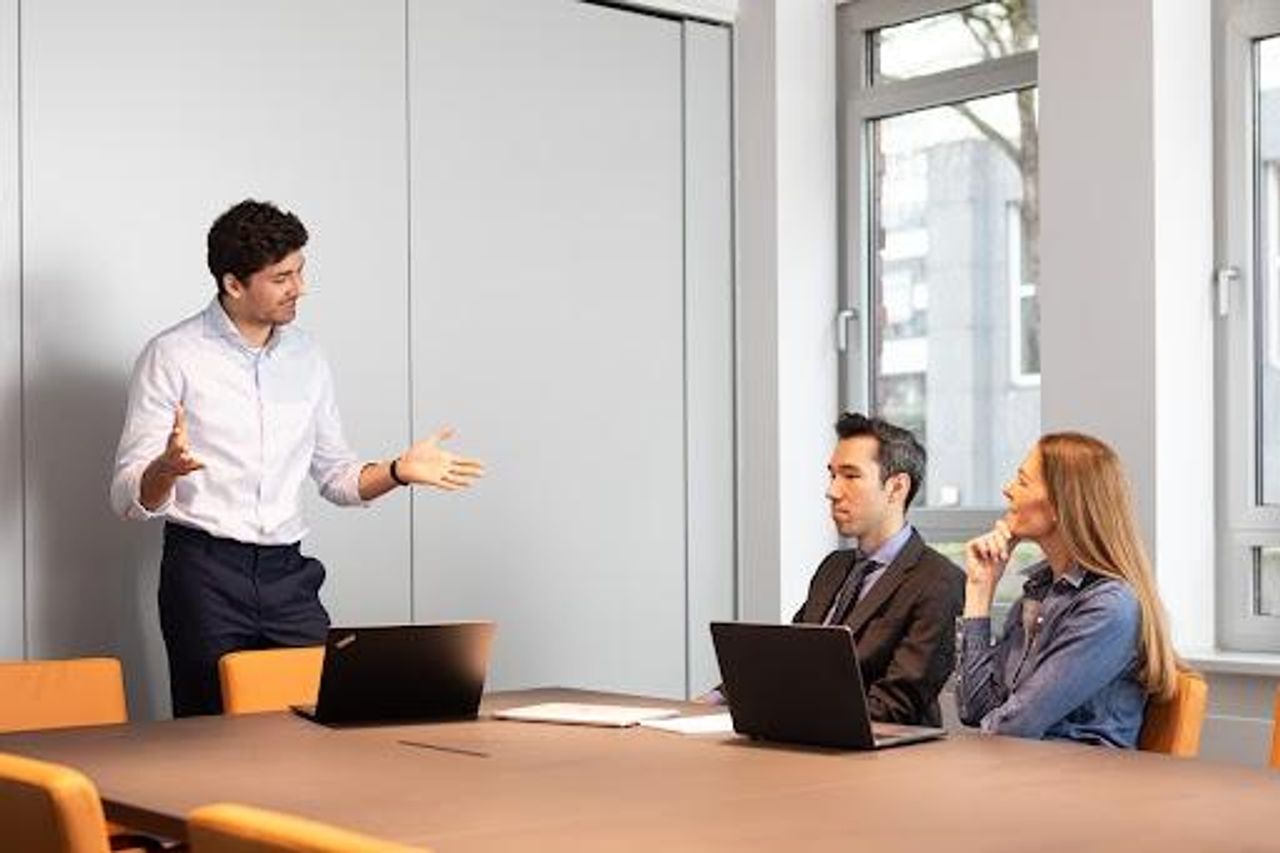 Hamburg Kunden-Meeting Conferentiezalen Board Room für 24 Personen image 1