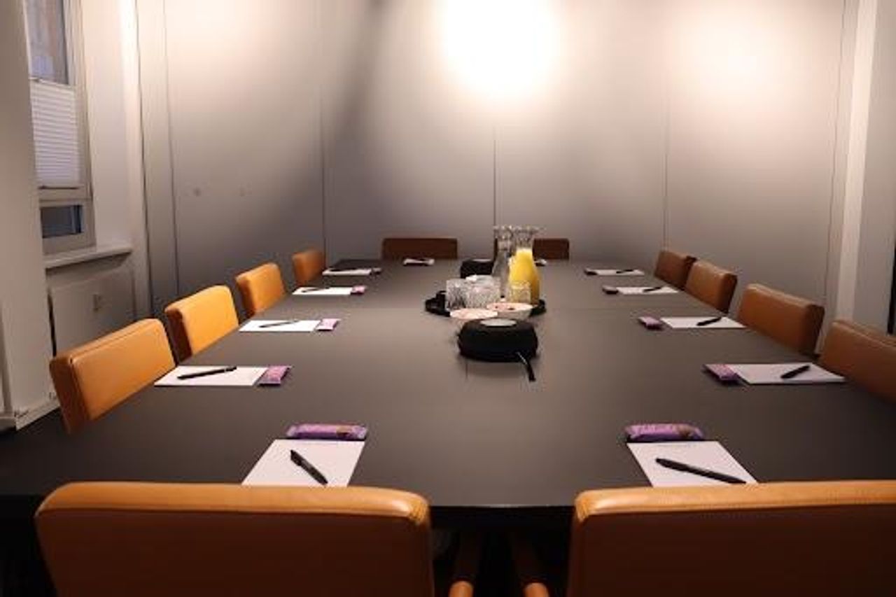 Hamburg Kunden-Meeting Conference rooms Board Room für 24 Personen image 3