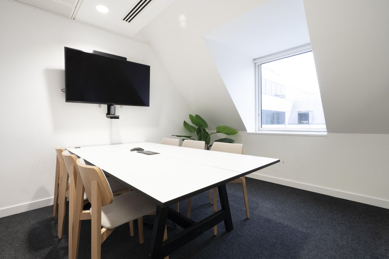London  Meeting room Maggie image 1