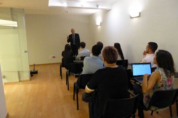 Barcelona training rooms Klassenzimmer Sala de seminario image 1