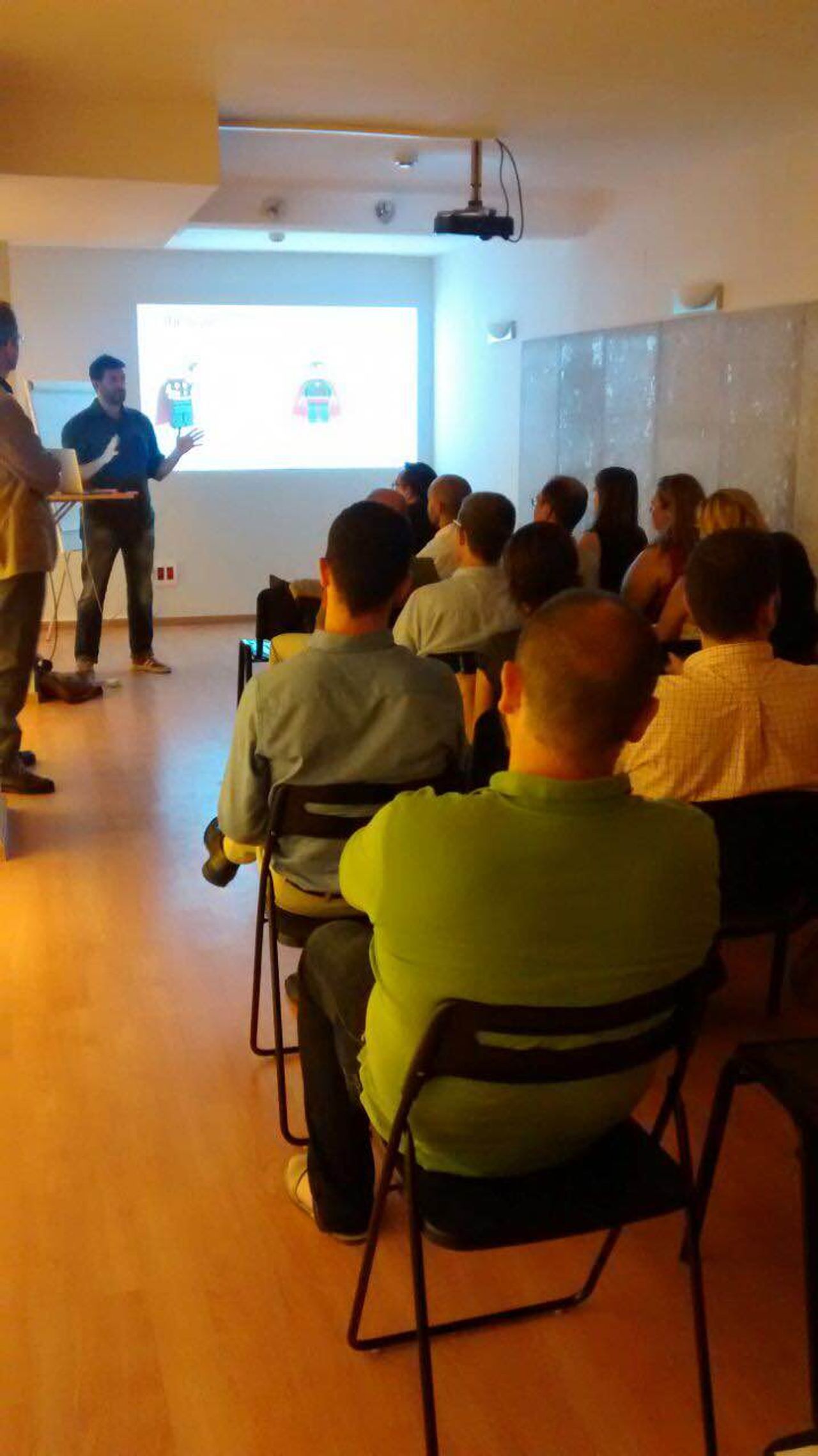 Barcelona training rooms Meetingraum Sala de reuniones image 14