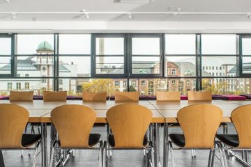 Frankfurt am Main  Meetingraum/Besprechungsraum Fuchsia image 1