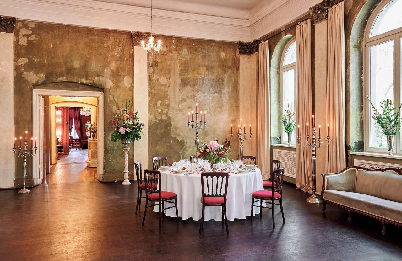 Berlin  Historisches Gebäude Ballsaal Neues Berlin image 24