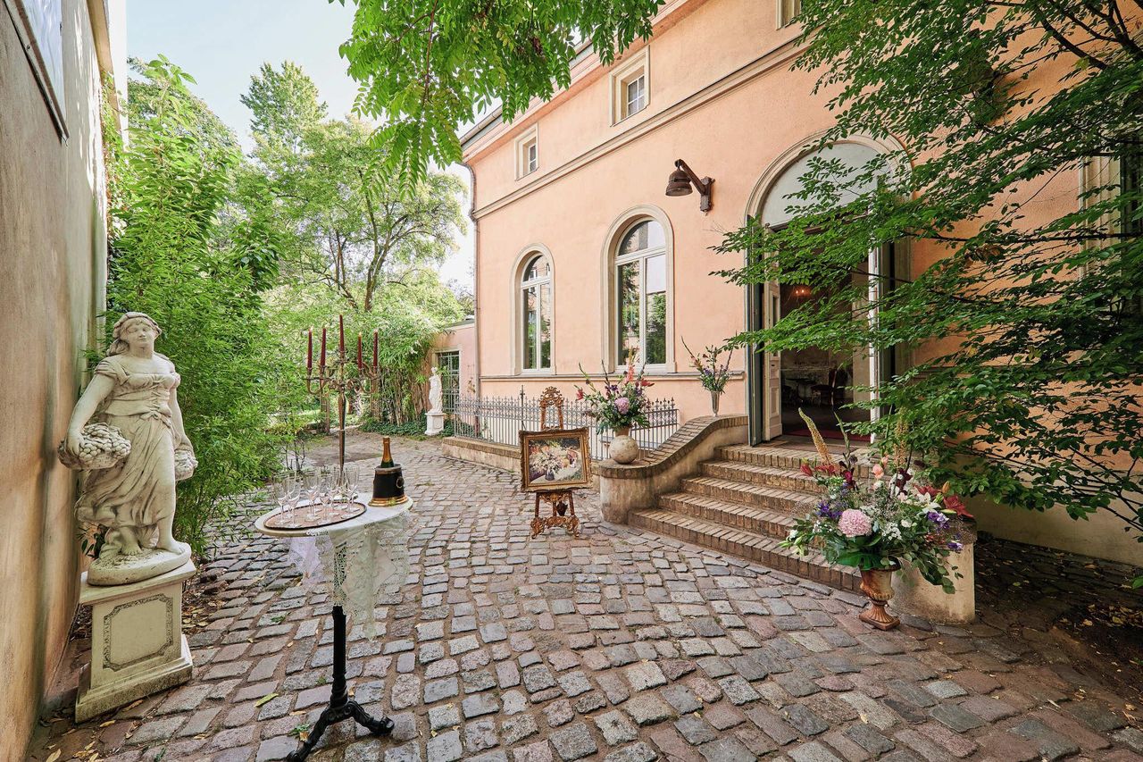 Berlin  Historisches Gebäude Ballsaal Neues Berlin image 21
