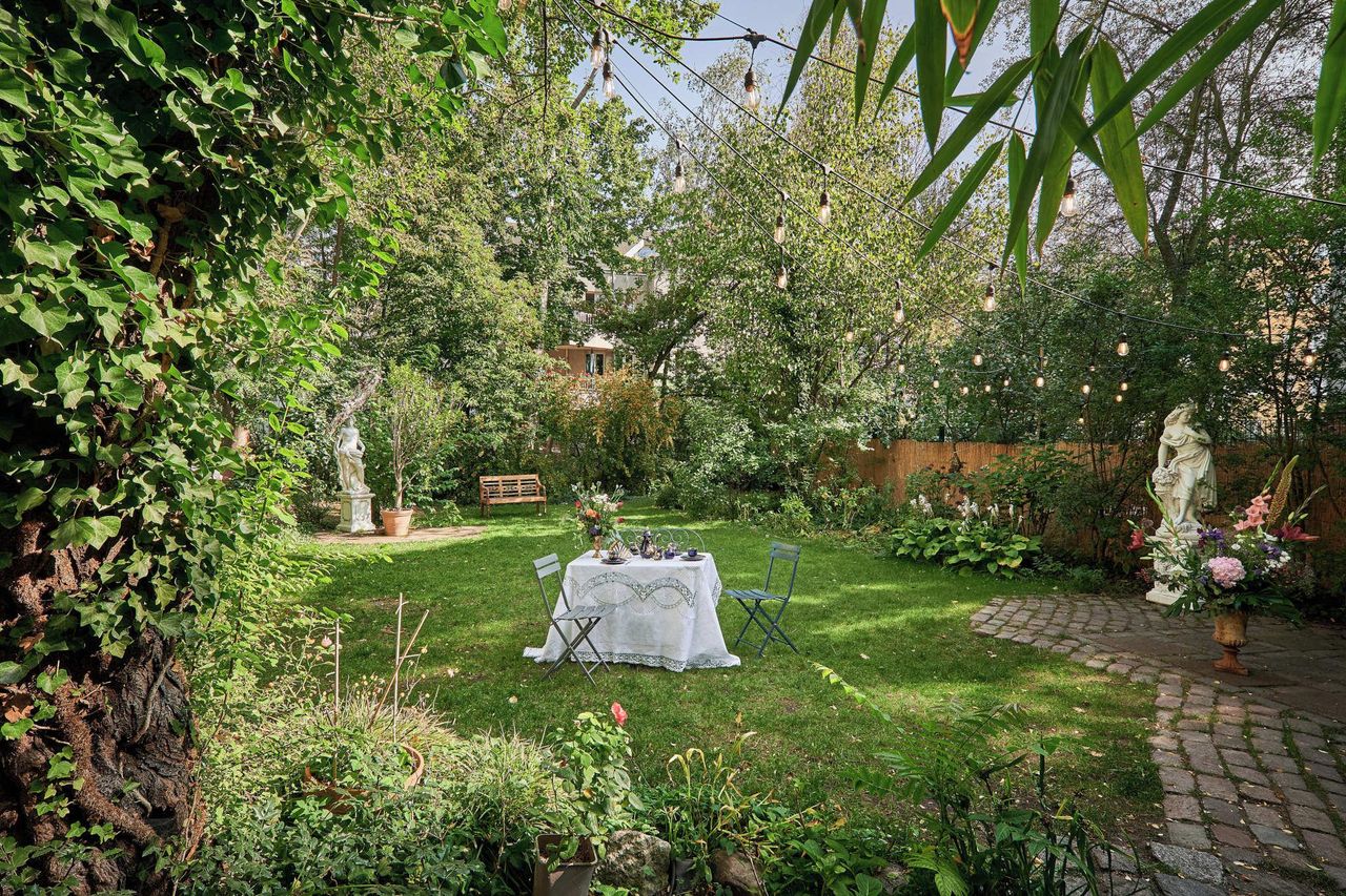 Berlin  Historisches Gebäude Ballsaal Neues Berlin image 20