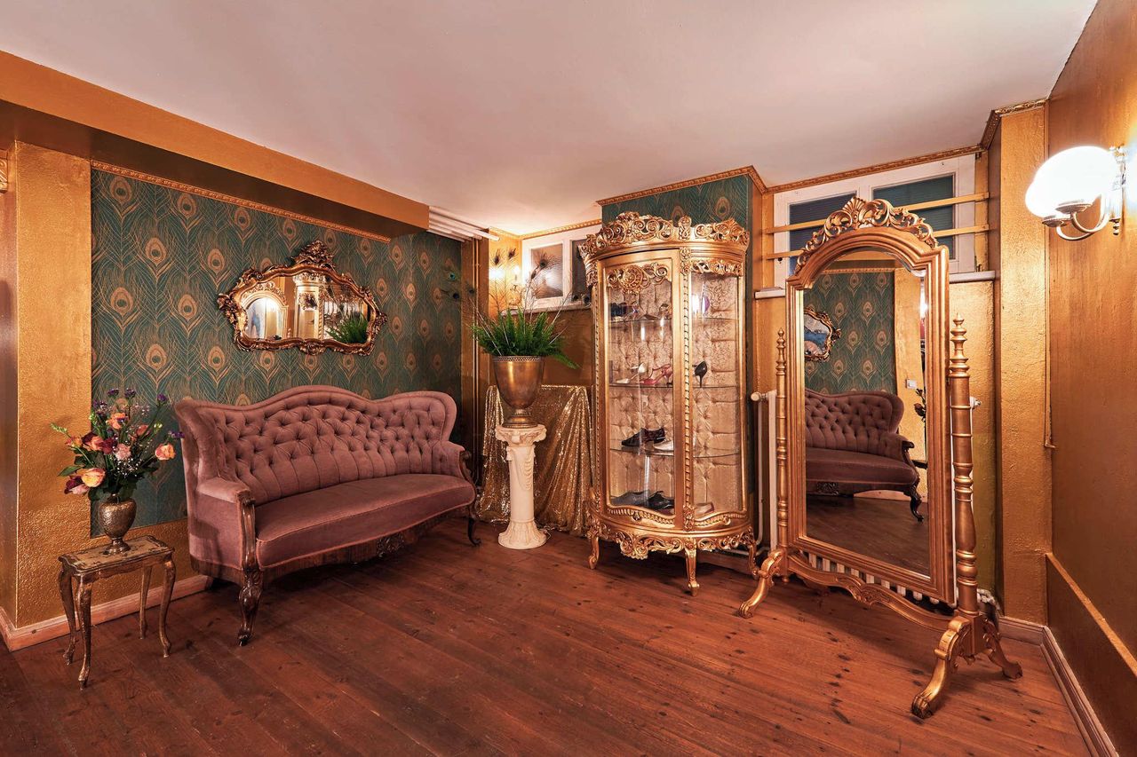 Berlin  Historisches Gebäude Ballsaal Neues Berlin image 12