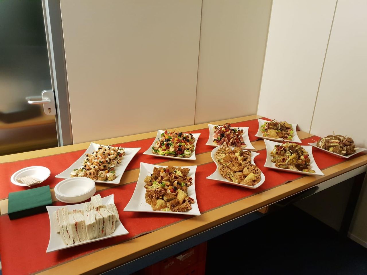 München  Business Center Mediterrane Bistro-Küche mit Sitztribüne image 36