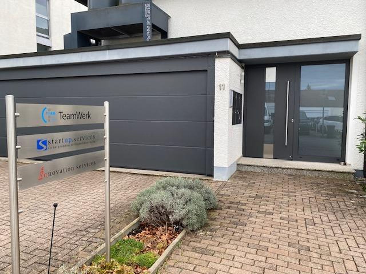 Leonberg  Office desk EinzelBüro image 0