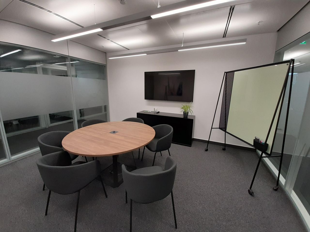 Frankfurt am Main Kreatives Meeting Business Center Meetingraum Joy image 1