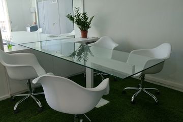 Barcelona training rooms Coworking space Bee Two image 2