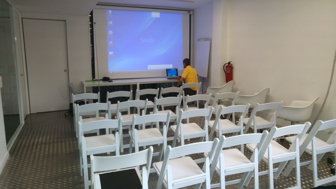 Barcelona conference rooms Meeting room BEE STING image 4