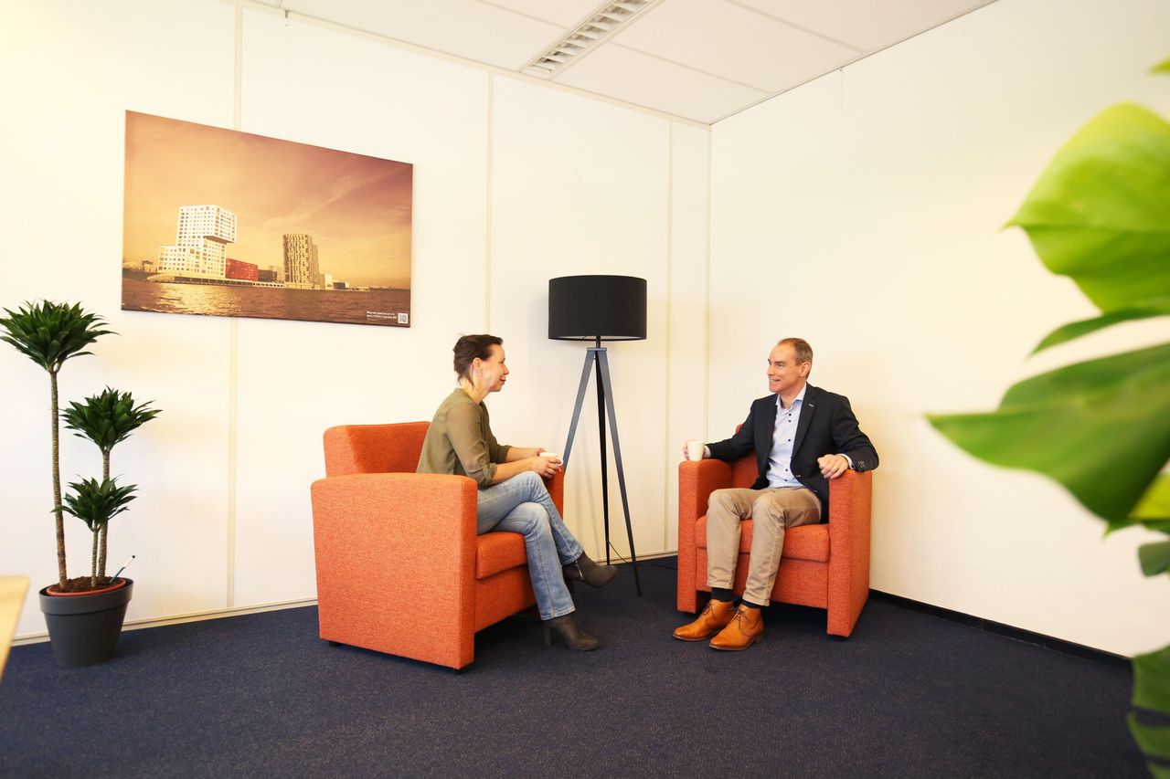 Almere Klantafspraak Vergaderruimtes en vergaderlocaties Oranje coachkamer image 1