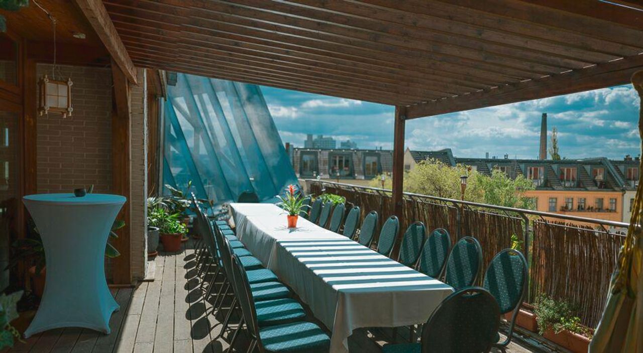 Berlin seminar rooms Dachterrasse Bali Penthouse - Raum der Sonne image 10