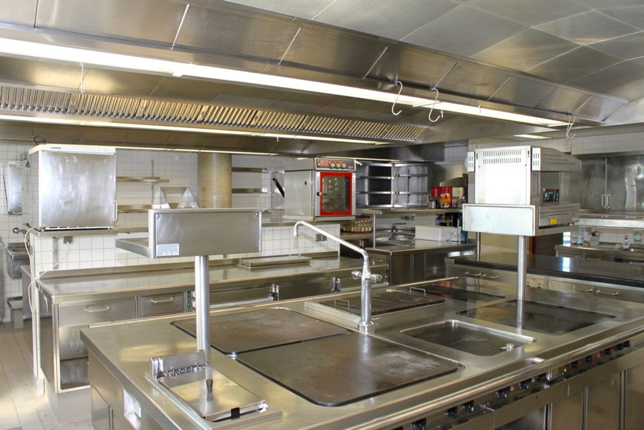 Hamburg   Restaurantküche mit Elbblick image 0