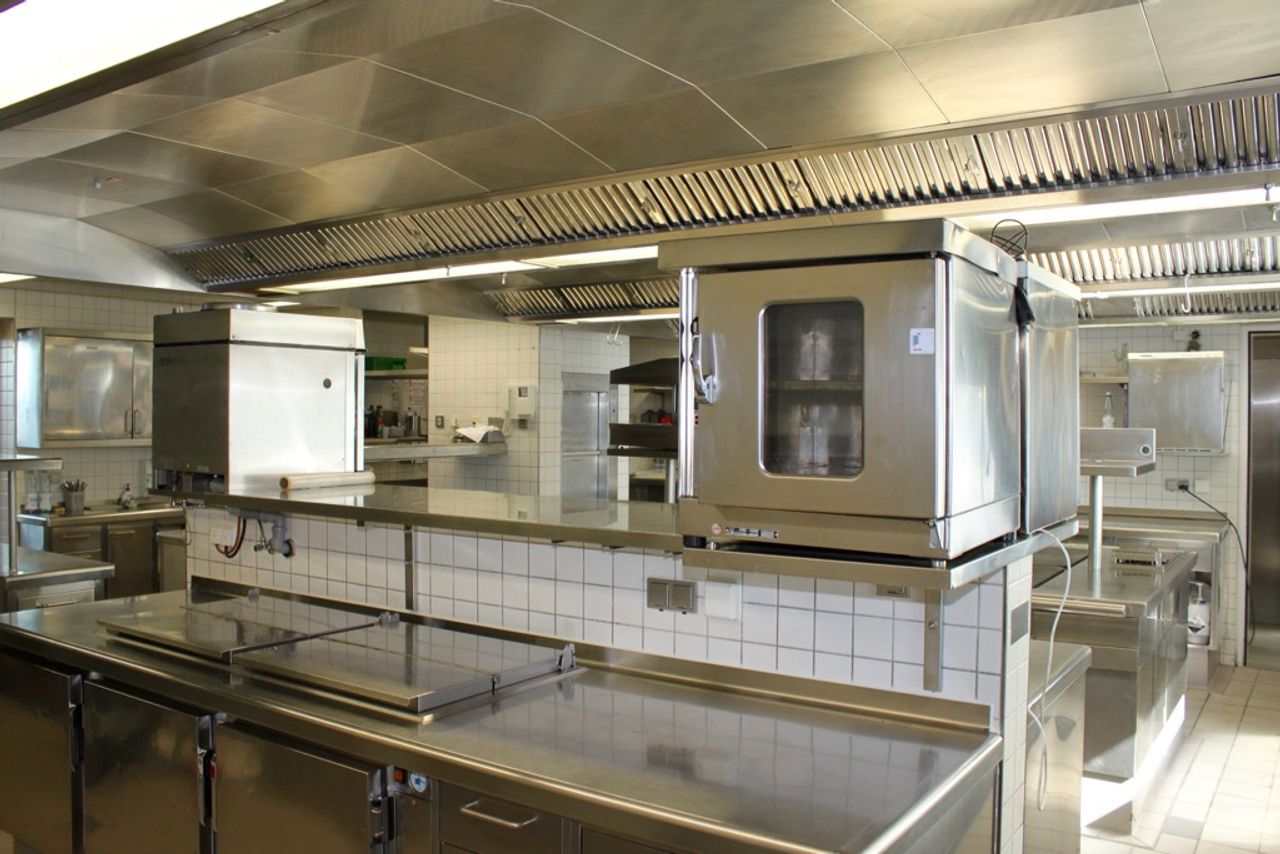 Hamburg   Restaurantküche mit Elbblick image 3