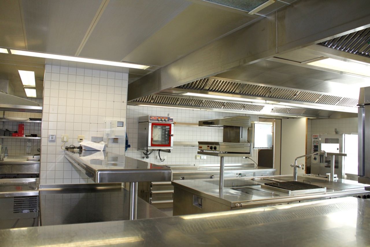 Hamburg   Restaurantküche mit Elbblick image 1