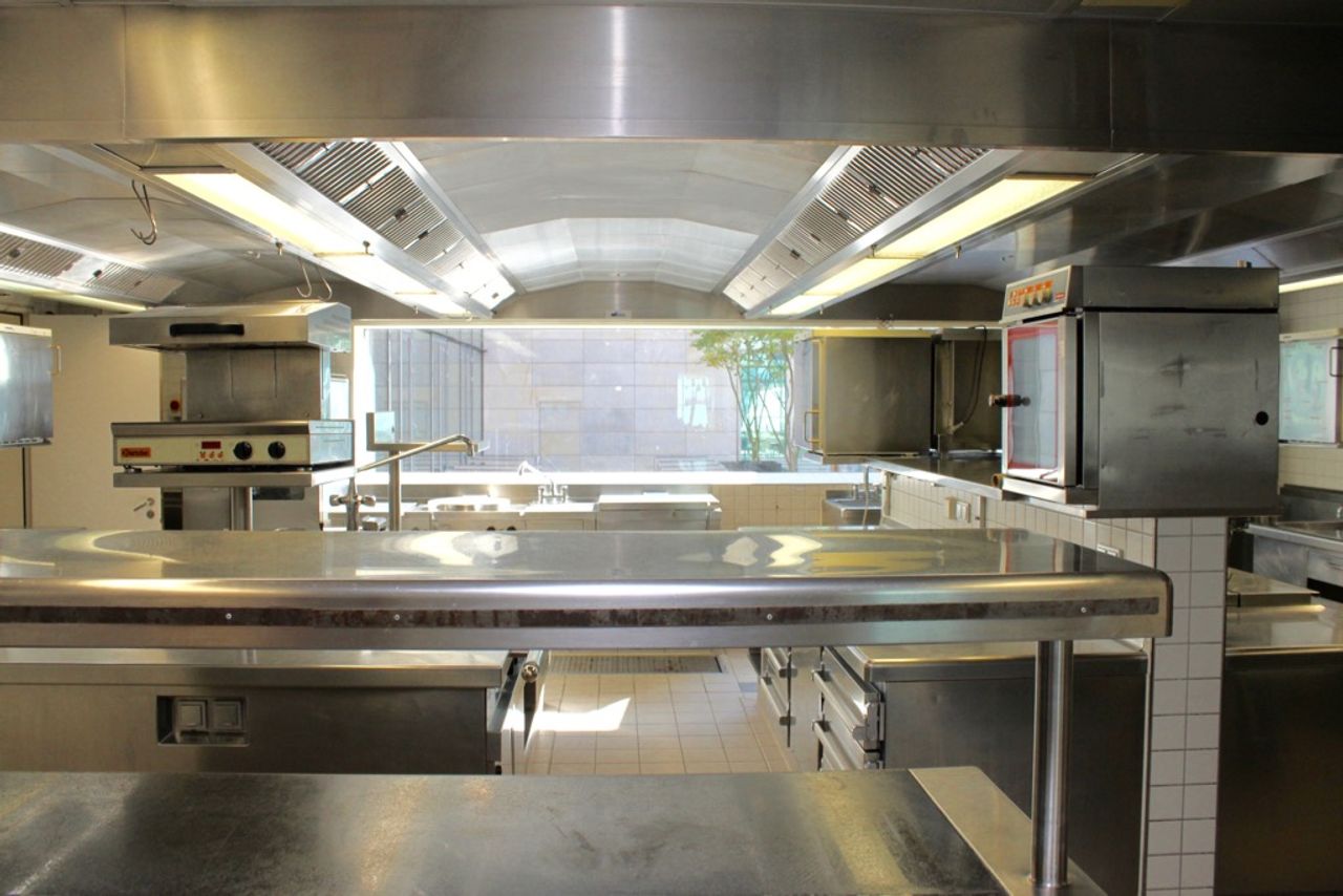 Hamburg   Restaurantküche mit Elbblick image 4