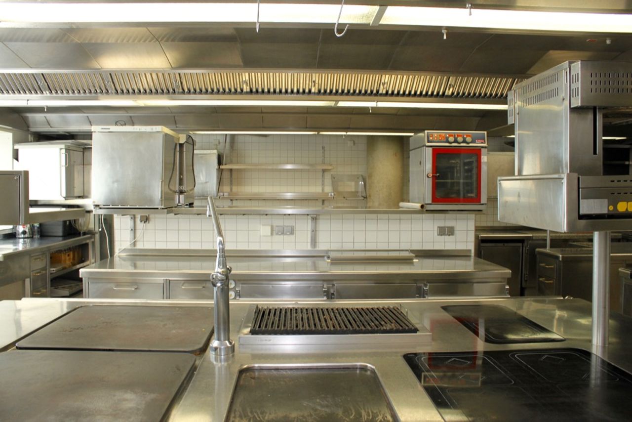 Hamburg   Restaurantküche mit Elbblick image 2