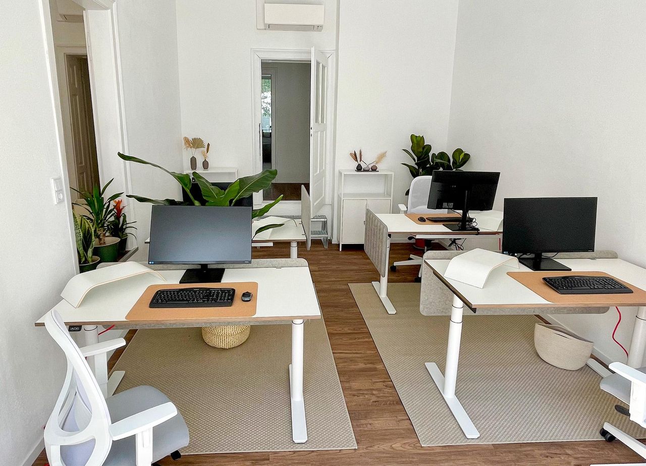 München  Arbeitsplatz Vollausgestatteter, klimatisierter Schreibtisch im Heimatoffice 26 (D1) image 1