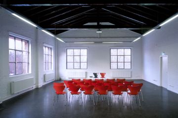 Hannover workshop spaces Vergaderruimte Schwanenburg- Großer Saal mit Bühne image 0