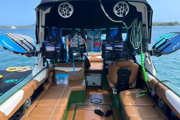 Rest der Welt Außergewöhnliche Locations Boat Chartering for Wakesports image 3