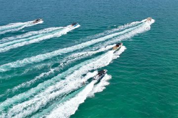 Rest der Welt Außergewöhnliche Locations Boat Chartering for Wakesports image 2