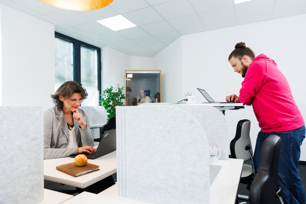 München Mobiles Arbeiten Coworking spaces ecosHOT DESK bis FIX DESK- ruhig, cool, professionell image 10