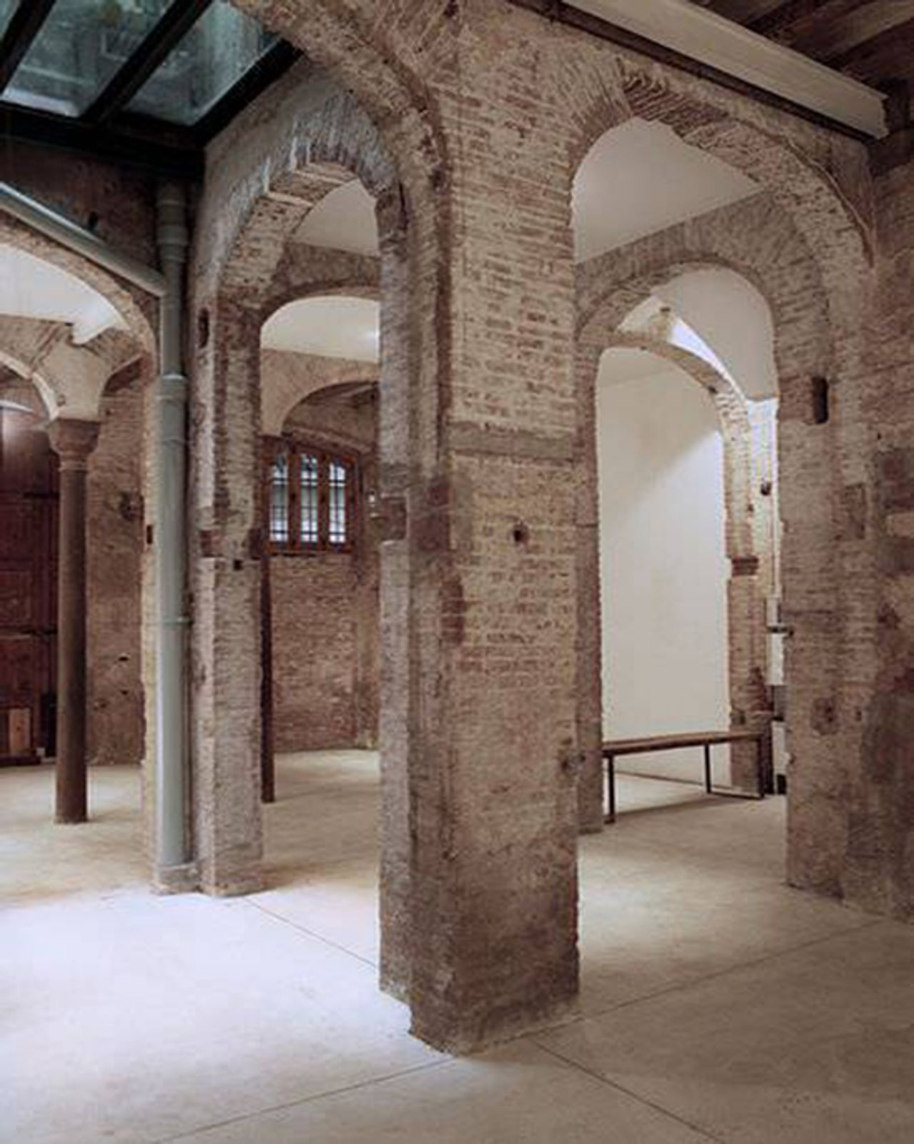 Barcelona corporate event spaces Historic venue Big and antique space image 3