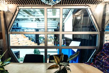 Berlin Kreatives Meeting Außergewöhnliche Locations Innovation Hub - Double decker Bus Workshop Area image 2