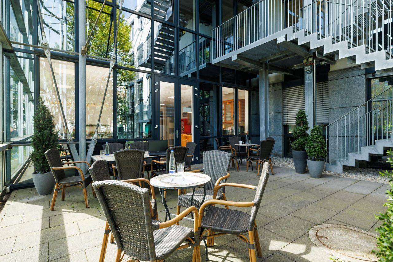 München Mobiles Arbeiten Coworking spaces ecosHOT DESK bis FIX DESK image 4