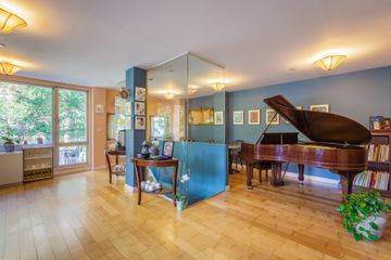 NYC training rooms Cafe Coorporate meeting room image 1