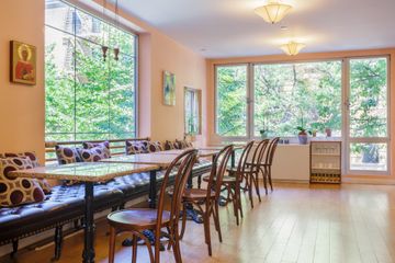 NYC training rooms Cafe Coorporate meeting room image 2