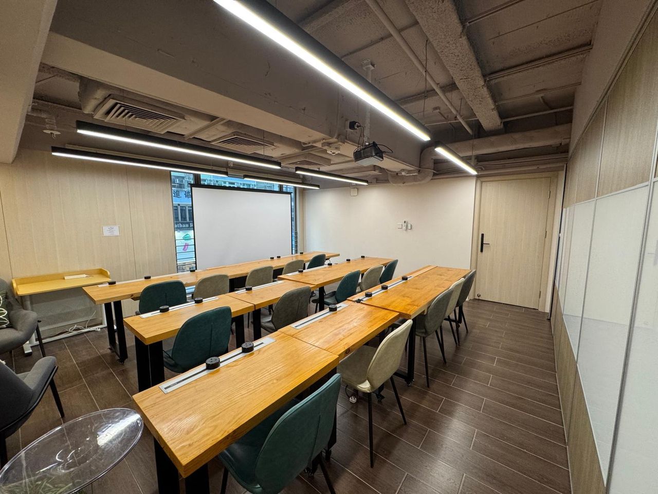 Hong Kong  Meeting room OONIQUE (YMT) Library With Window image 0