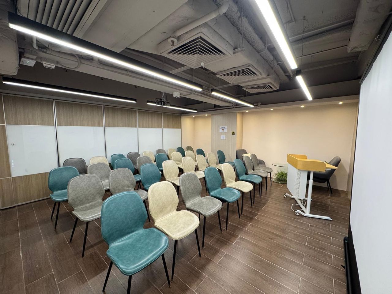 Hong Kong  Meeting room OONIQUE (YMT) Library With Window image 1