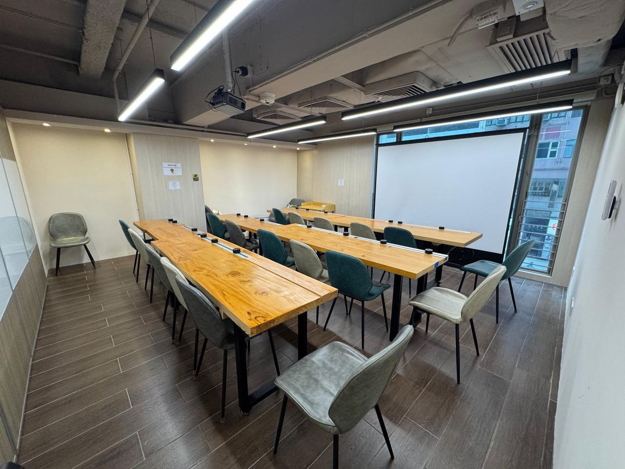 Hong Kong  Meeting room OONIQUE (YMT) Library With Window image 3