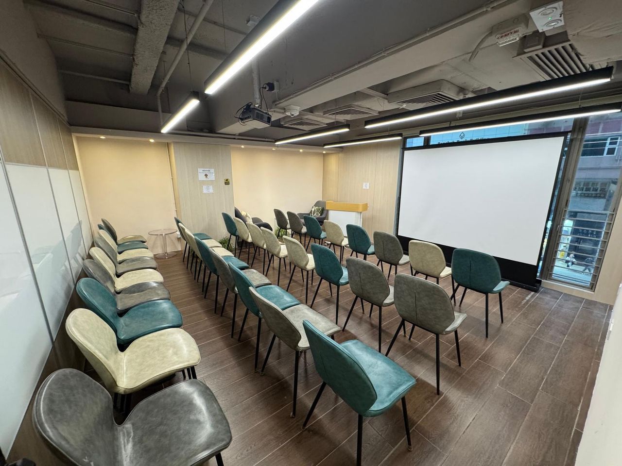 Hong Kong  Meeting room OONIQUE (YMT) Library With Window image 2