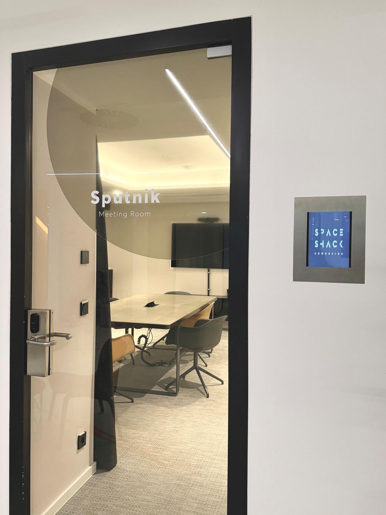 Berlin Coworking Meetingraum Sputnik - Space Shack image 4