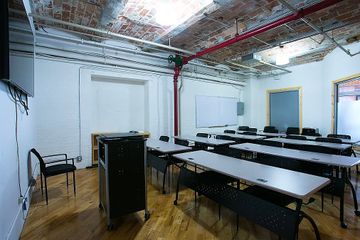 NYC workshop spaces Meeting room Green Desk - Meeting Room For 20 image 3