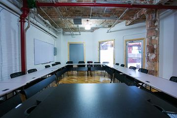 NYC workshop spaces Meeting room Green Desk - Meeting Room For 20 image 0