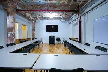 NYC workshop spaces Meeting room Green Desk - Meeting Room For 20 image 8